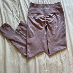 Alphalete Amplify scrunch legging size medium